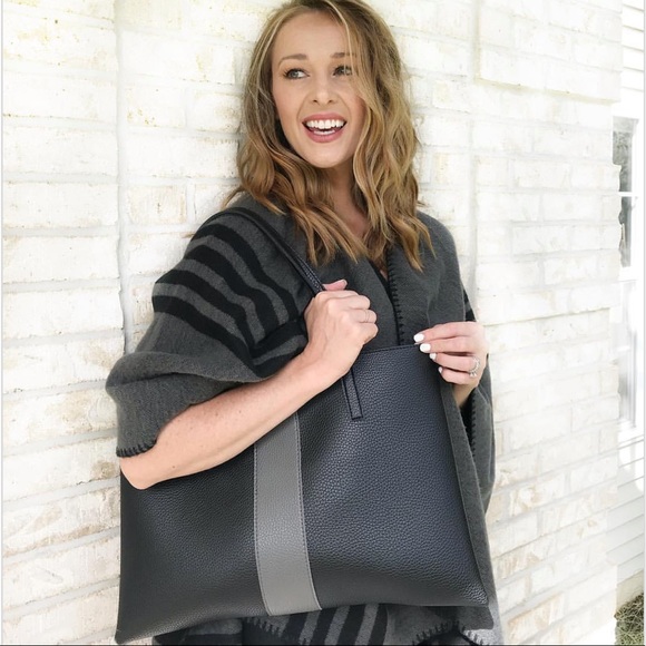 Handbags - VEGAN leather luck tote in black - fits a laptop - like NEW